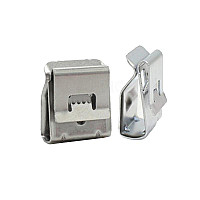 Laido segtukas tvirtinamas prie modulio rėmo internetu Laido segtukas tvirtinamas prie modulio rėmo internetu